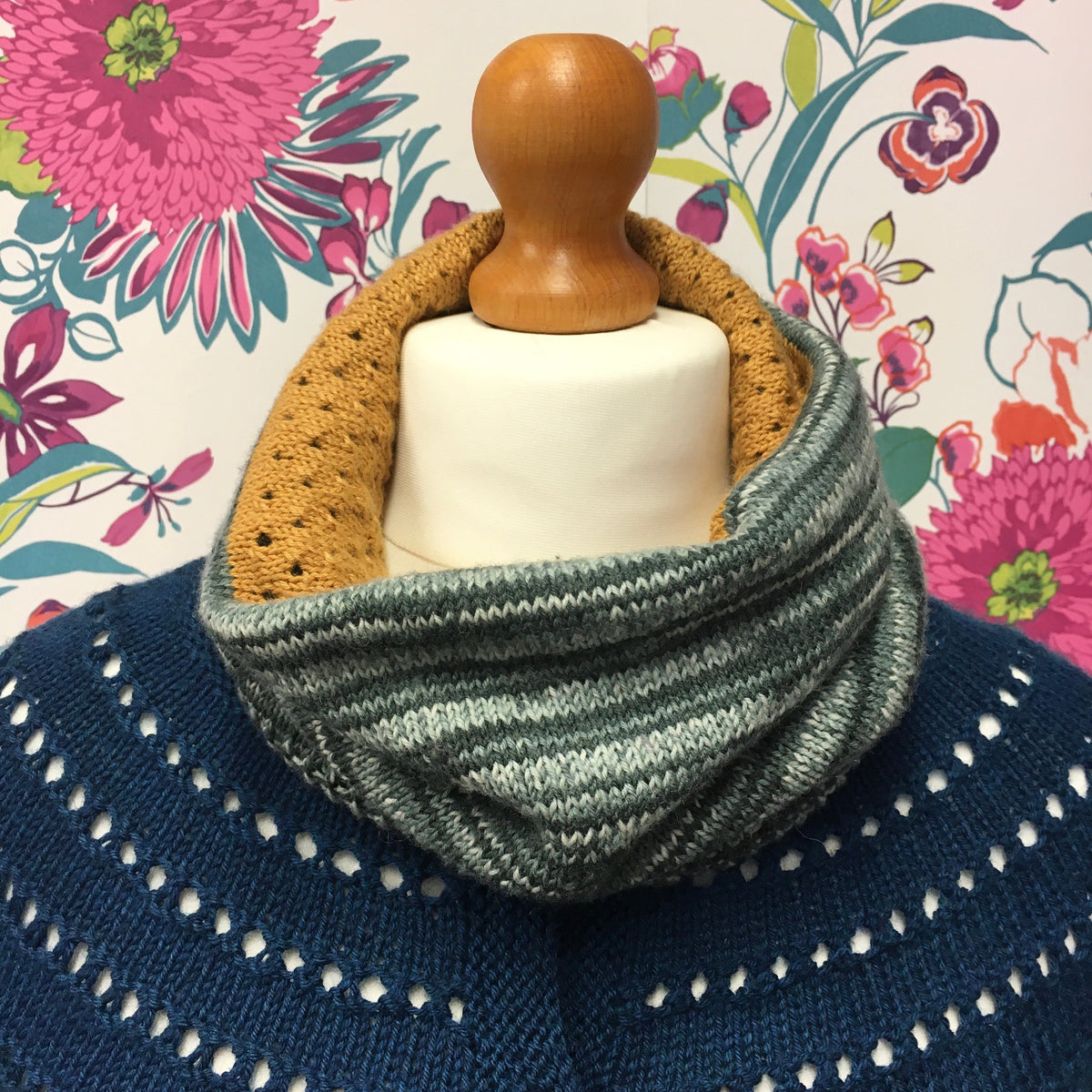 free pattern for a Simple 4ply Cowl from The Woolly Brew