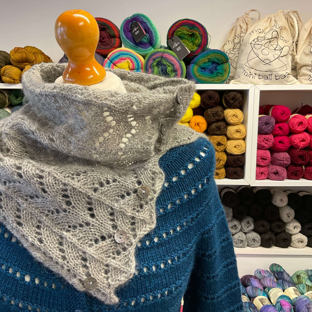 Horseshoe Lace Cowl – The Woolly Brew