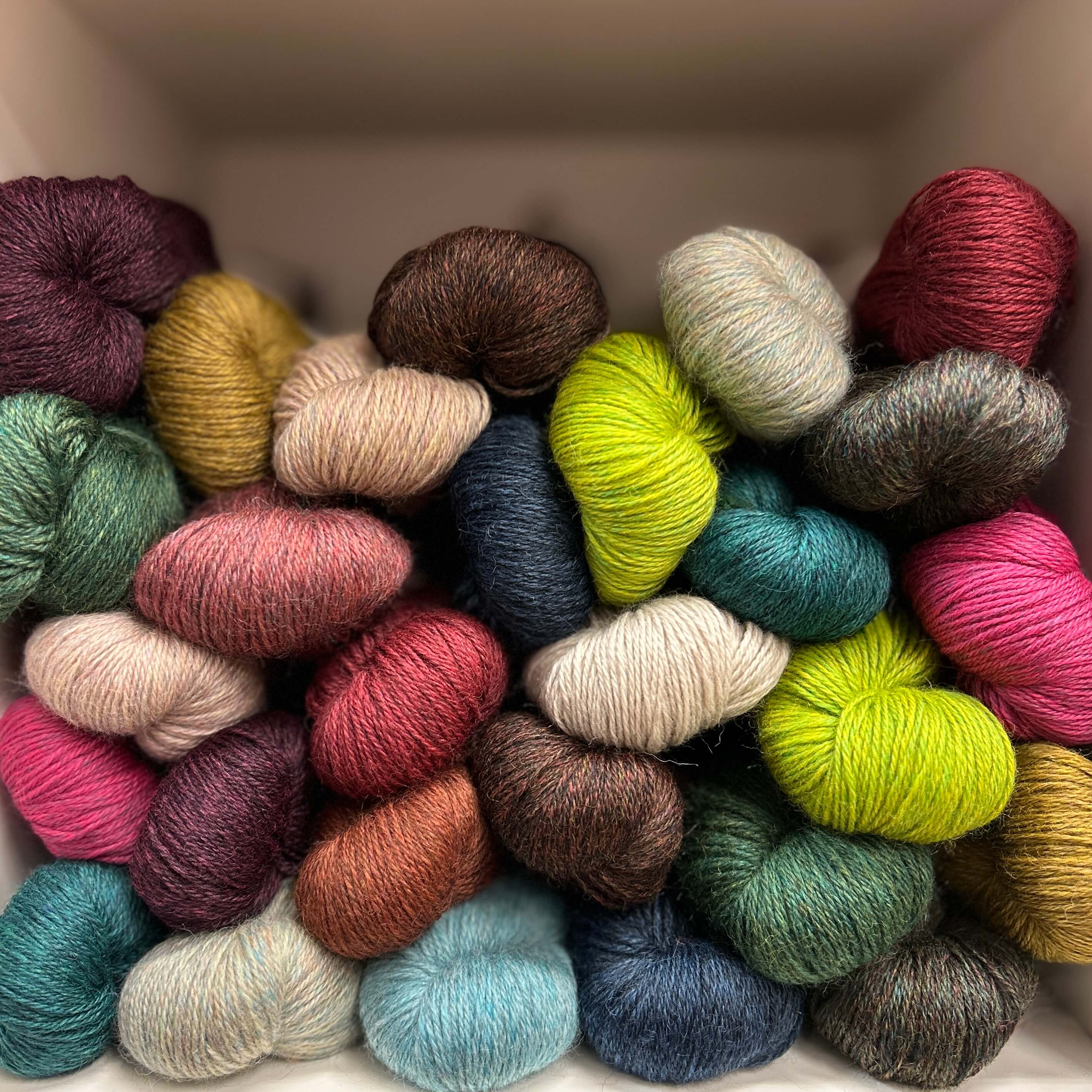 シャルボン charbon REDA WOOL TIE DYE John Arbon Yarnadelic Corriedale sportweight wool – The Woolly Brew